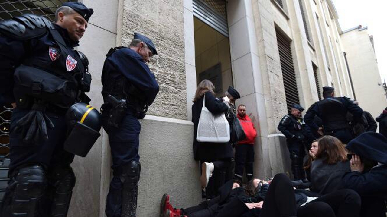 فرانسه به دلیل اعتراضات دانشجویان، دانشگاه‌ها را تعطیل کرد