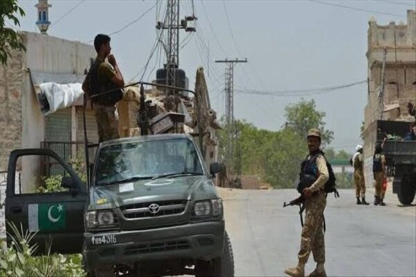 حمله مسلحانه به خودروی نظامی در پاکستان/ ۳ نفر کشته و زخمی شدند