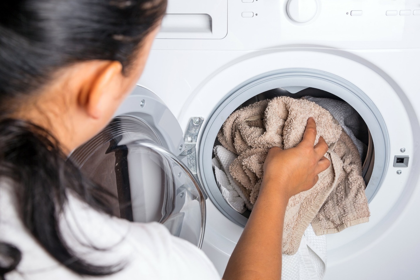 چرا ماشین لباسشویی آبکشی نمی‌کند؟ (۸ دلیل اصلی آبکشی نکردن لباسشویی)