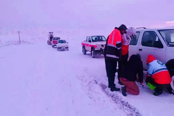 امدادرسانی هلال‌احمر به خودروهای گرفتار در برف