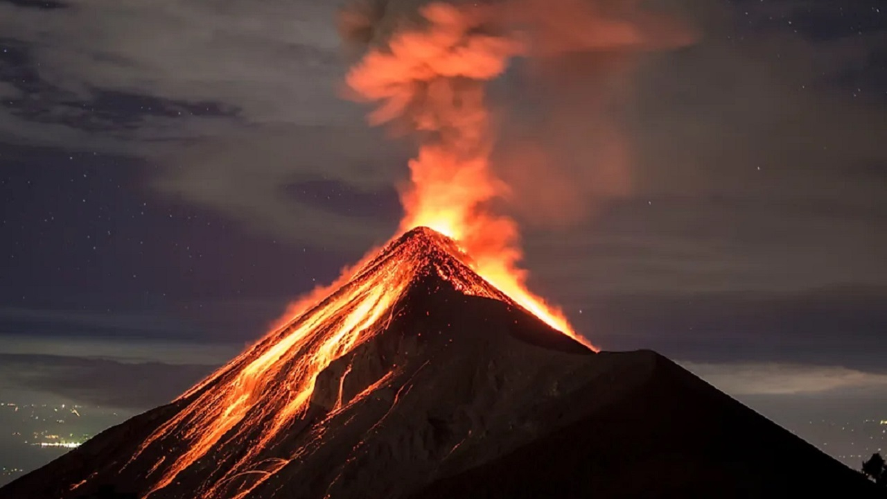 فوران آتشفشان روآنگ در اندونزی + فیلم