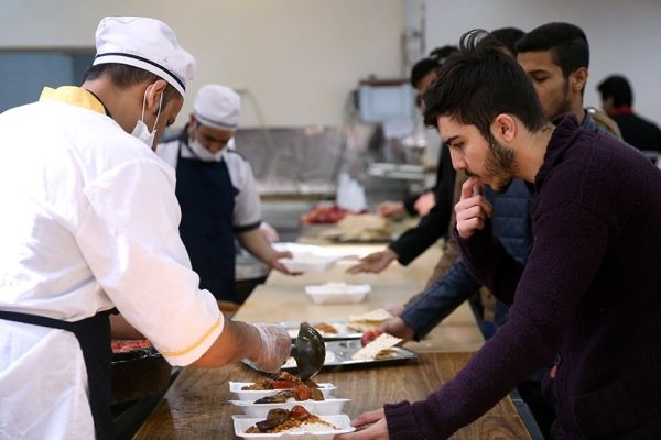 توزیع ناهار در خوابگاه پسران و دختران دانشگاه شهید بهشتی