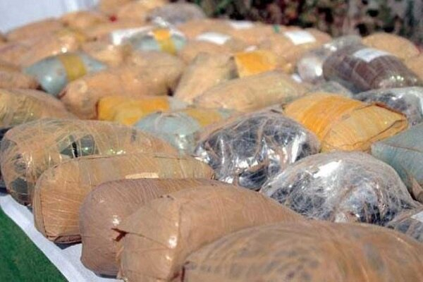 خودروی قاچاقچیان با ۱۲۶ کیلو موادافیونی در یزد توقیف شد