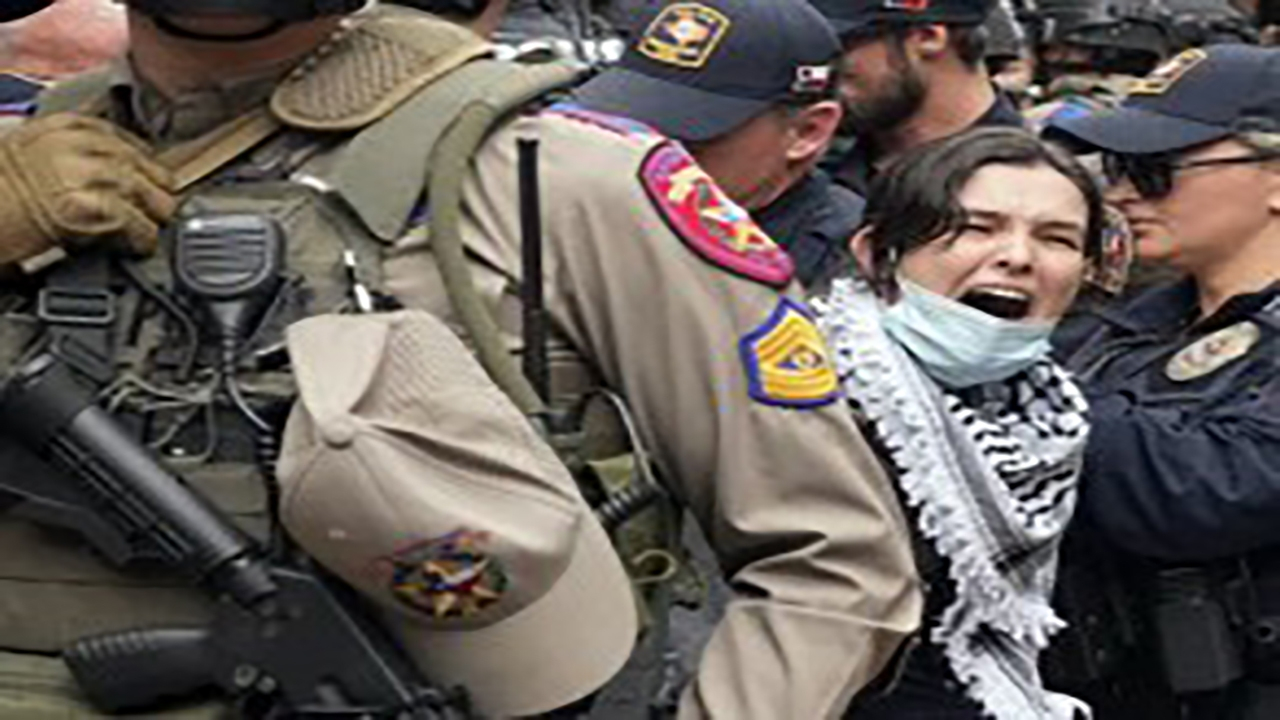 برخورد خشن سه پلیس آمریکا با دانشجوی دختر + فیلم