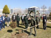 غرس نهال در جوار مزار شهدای گمنام با حضور وزیر دفاع