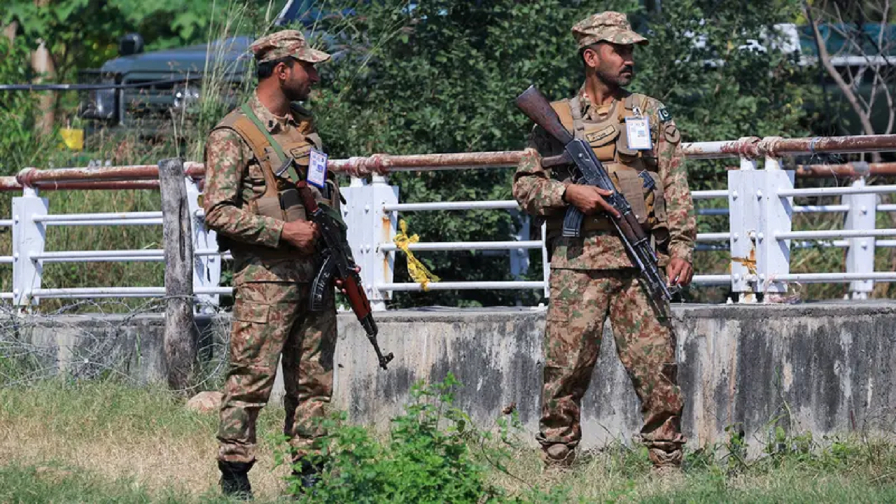 ارتش پاکستان: ۱۵ شبهنظامی در عملیات مرزی کشته شدند