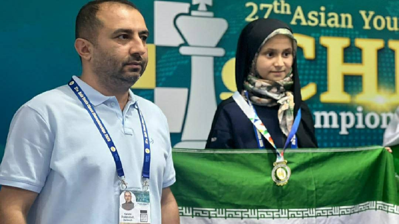 شطرنج‌باز دختر ایرانی با حجاب چادر بر روی سکوی جهانی