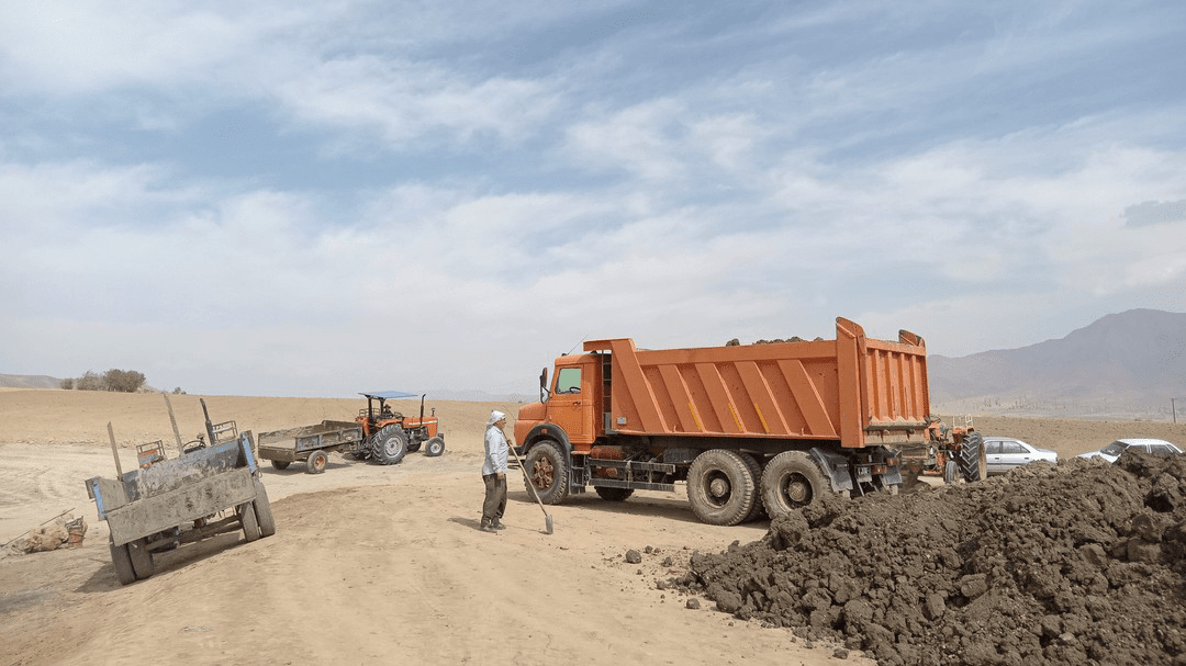 عملیات لایروبی سد خاکی روستای جلایر با هدف تأمین آب کشاورزی