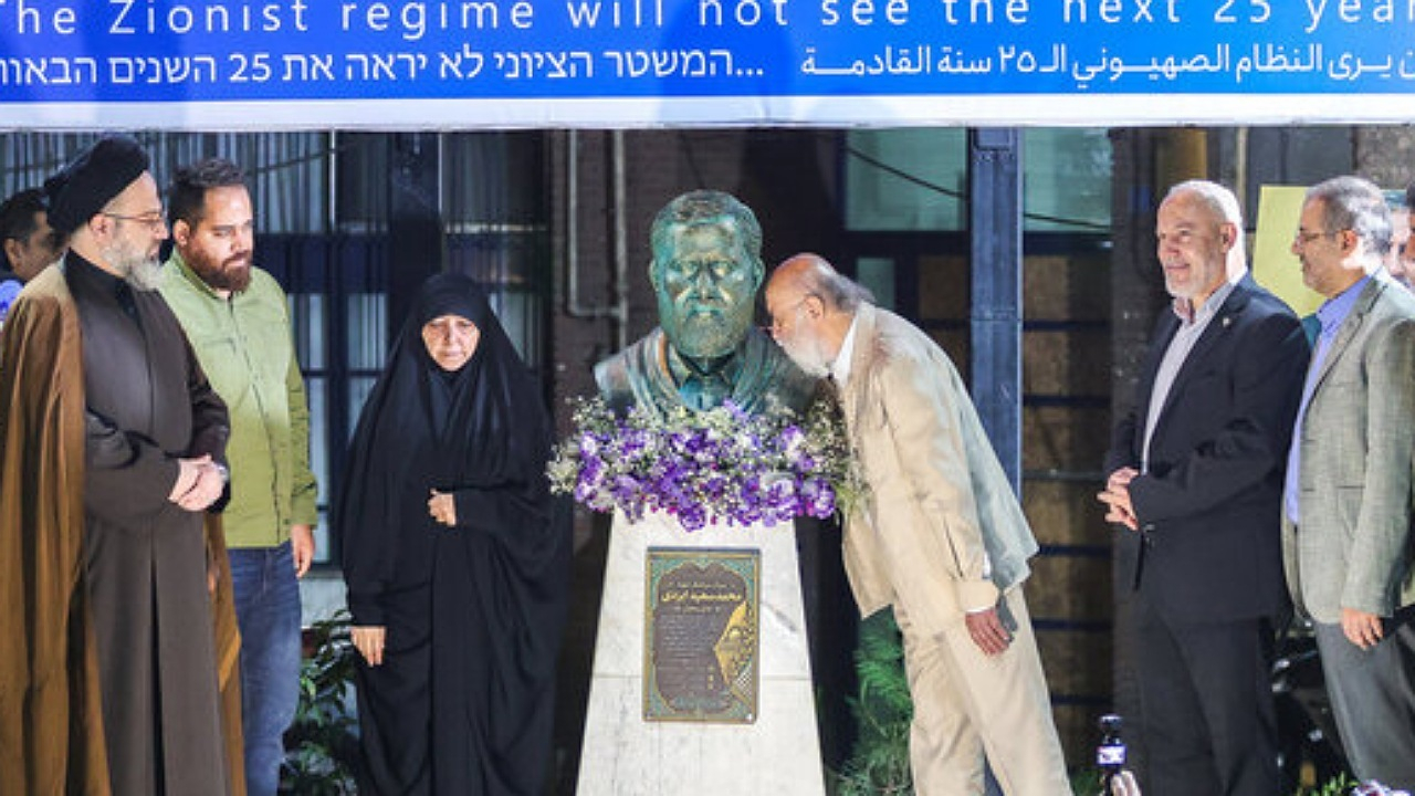 رونمایی از سردیس «حاج رمضان» در میدان فلسطین تهران