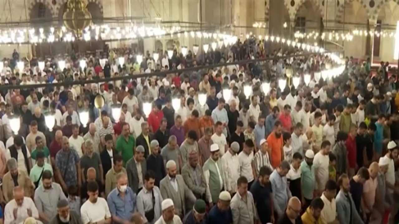 اقامه نماز عید قربان در ترکیه + فیلم