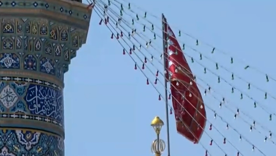 اهتزار پرچم سرخ در مسجد مقدس جمکران + فیلم