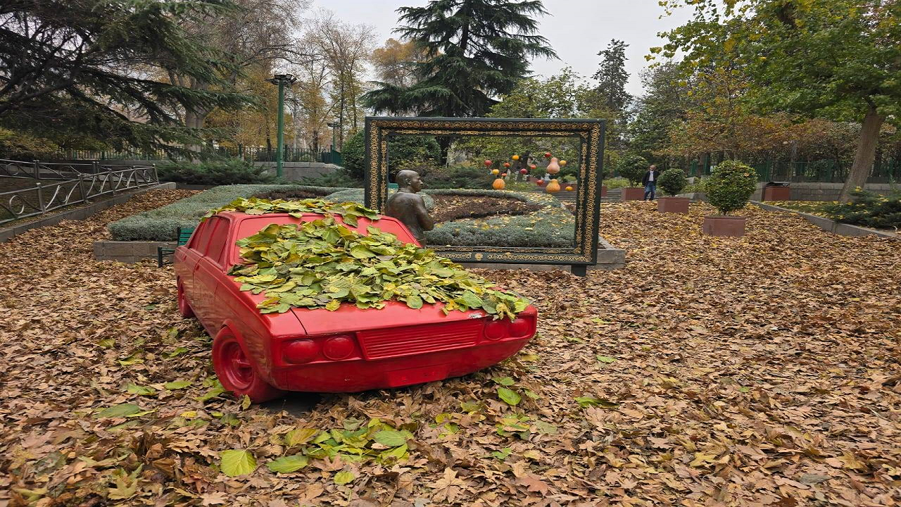 اجرای گذر پاییزی در بوستانهای بزرگ منطقه یک با فرش برگها