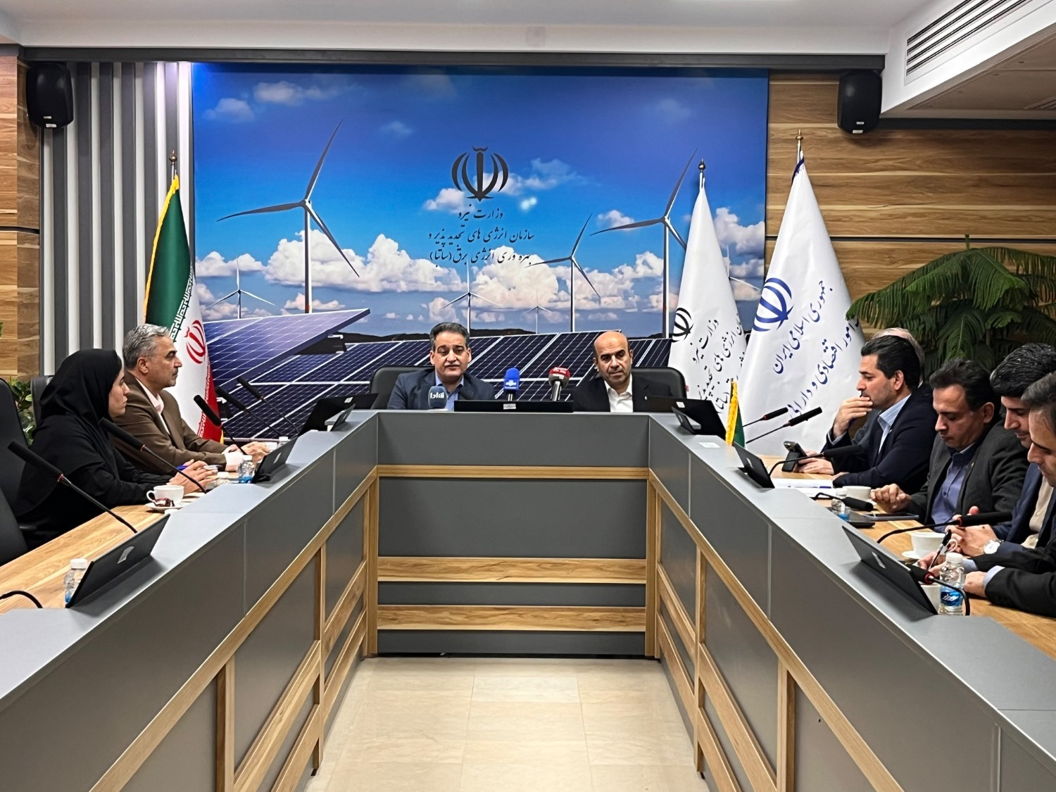 وزارت اقتصاد از توسعه نیروگاههای تجدیدپذیر و تأمین مالی پروژههای خورشیدی حمایت میکند