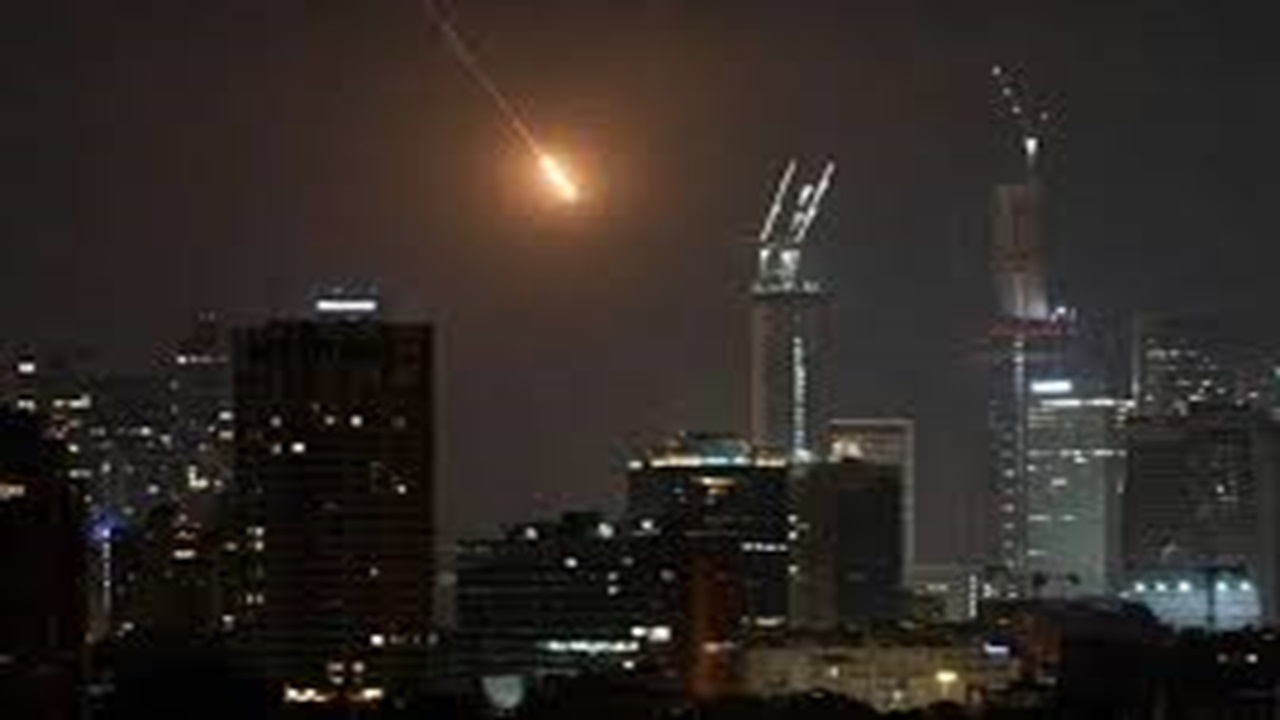 نفوذ موشک های ایرانی به قلب مراکز حیاتی تل آویو + فیلم