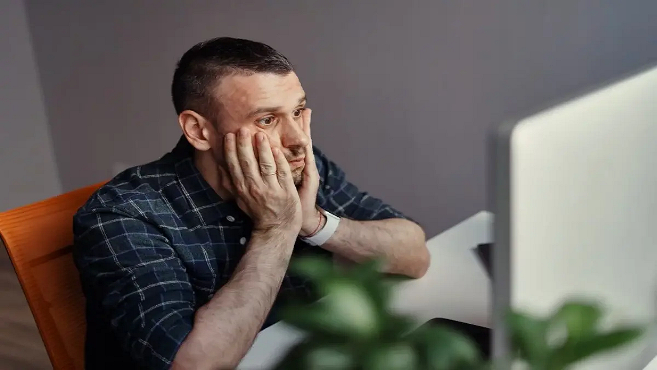 پای دروغ در کفش حقیقت