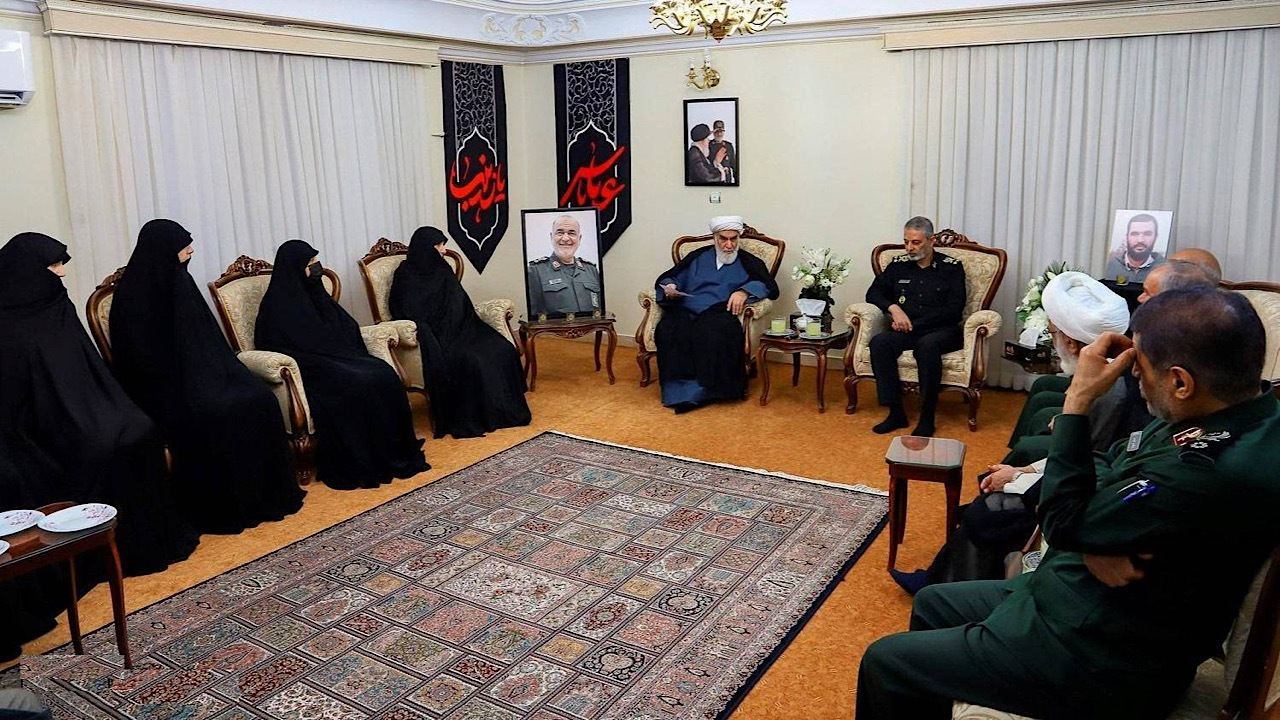 حضور رئیس دفتر رهبر انقلاب در منزل سردار شهید سلامی