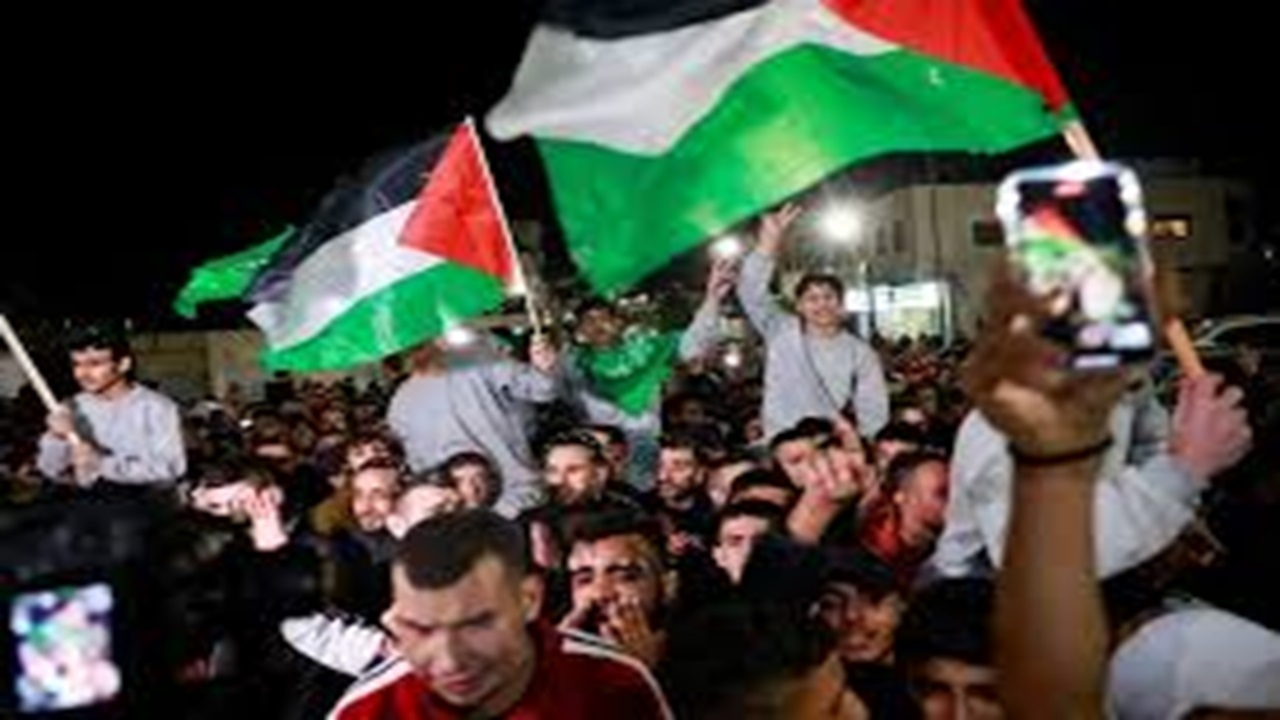 فلسطینی‌ها خوشحال از آزادی هموطنان خود از زندان‌های رژیم صهیونیستی + فیلم