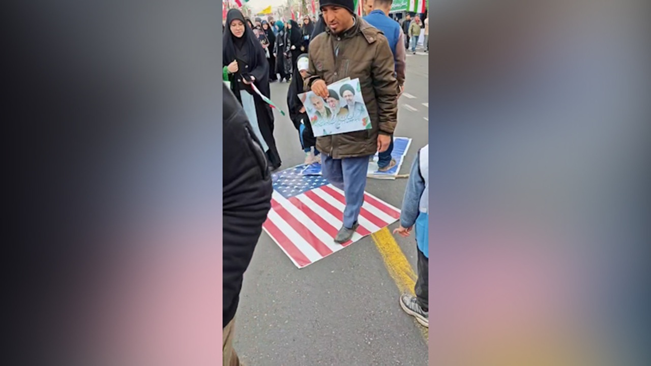 لگدکوبی پرچم آمریکا و اسرائیل در راهپیمایی ۲۲ بهمن + فیلم