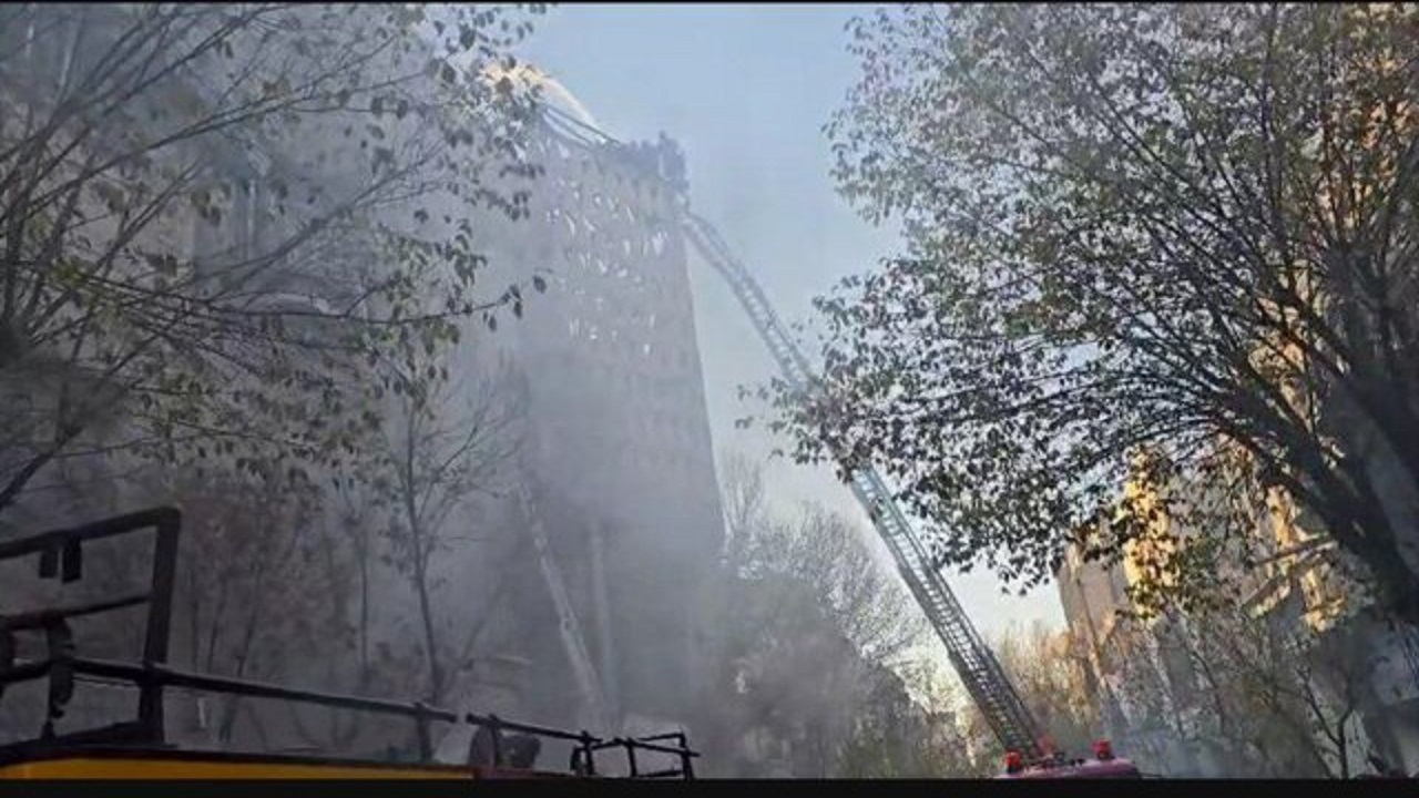 آتشسوزی گسترده در سینمای متروکه لالهزار مهار شد