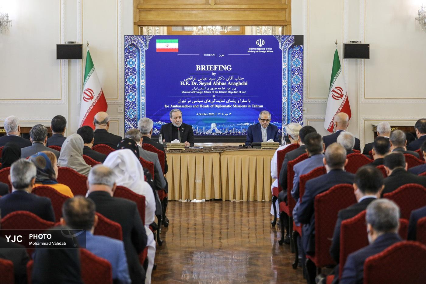 نشست عباس عراقچی وزیر امور خارجه با سفرا و کارداران نمایندگیهای خارجی
