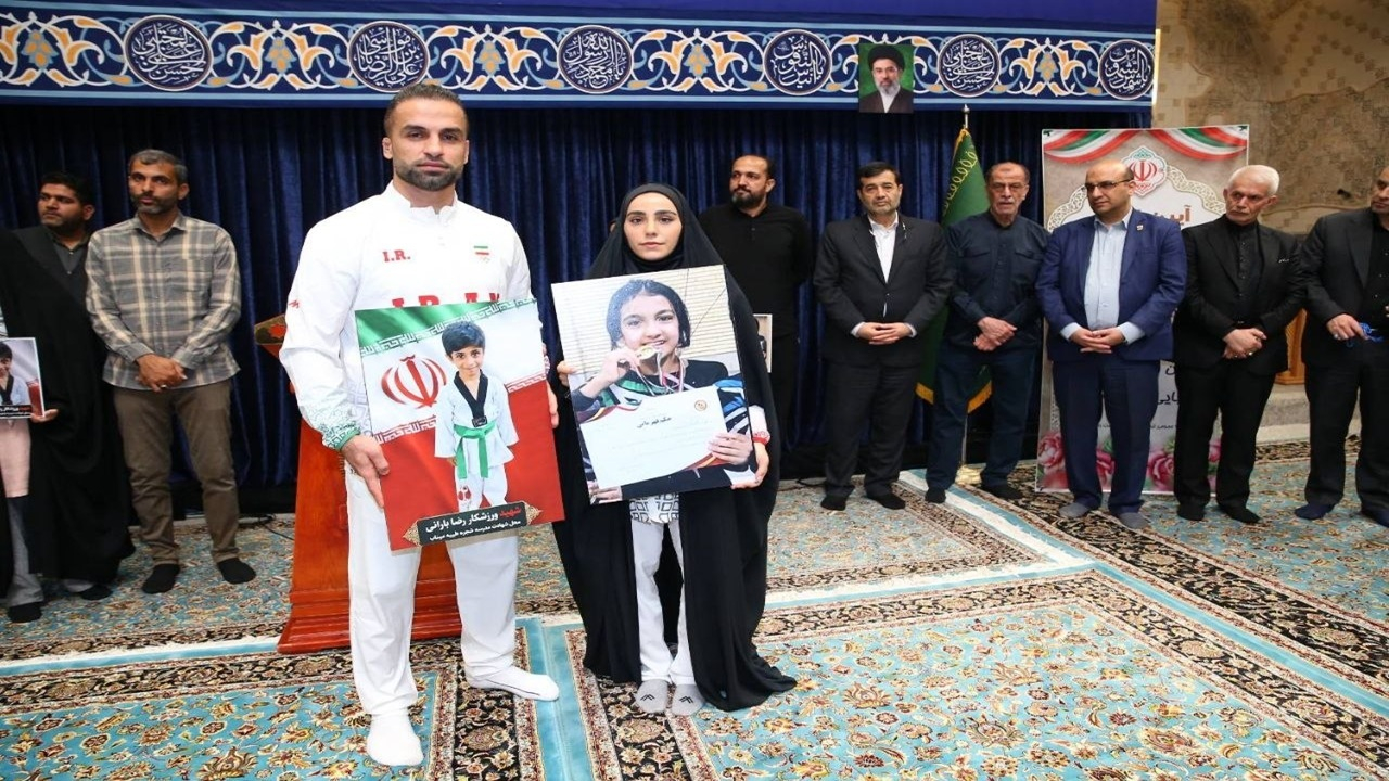 اعطای پرچم ایران به پرچمداران کاروان «فرشتههای میناب» اعزامی به ناگویا