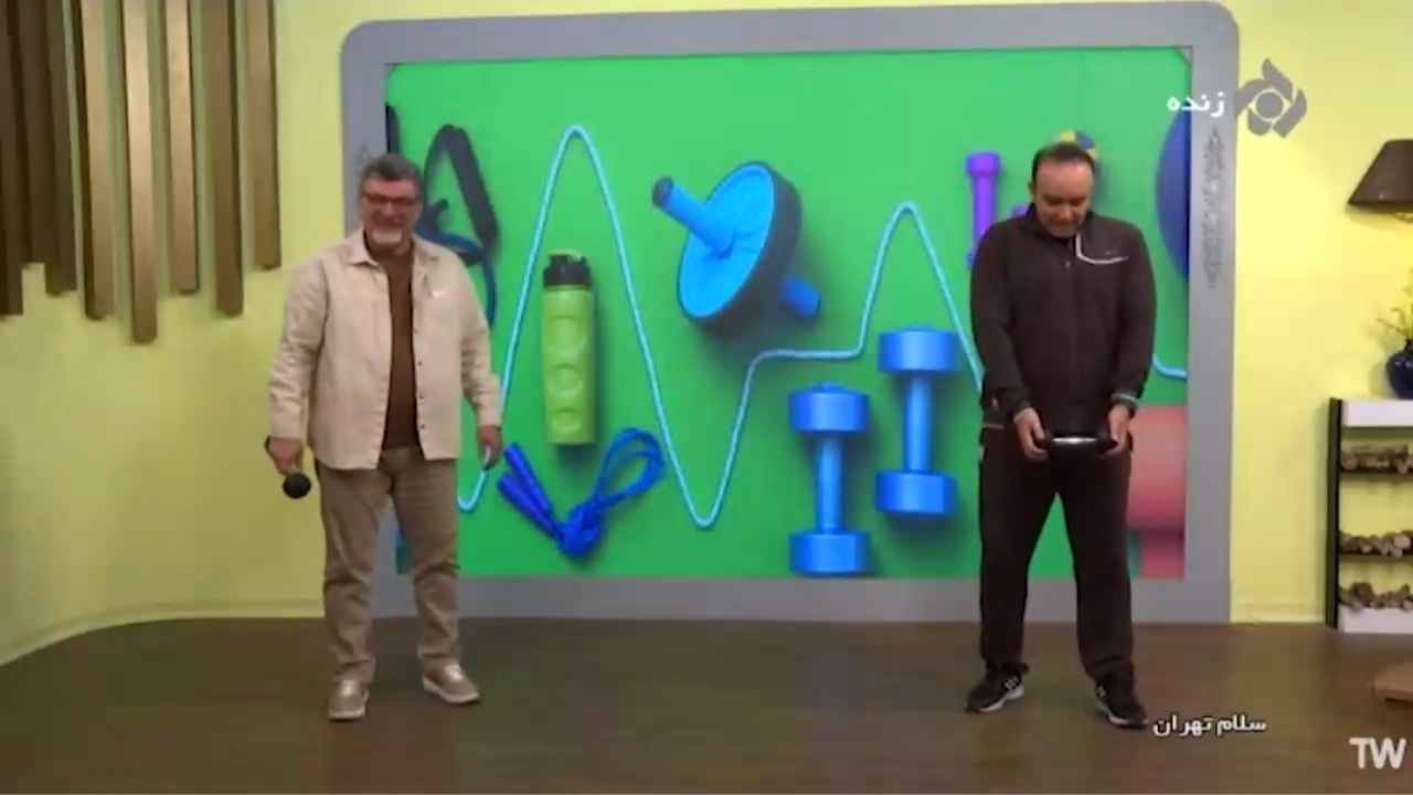 انجام چند حرکت ساده ورزشی با استفاده از دمبل + فیلم