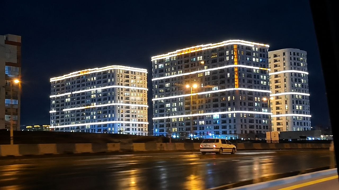 نورپردازی عجیب برجها در منطقه ۲۲ تهران/ نظارت بر مصرف برق کجاست؟ + فیلم