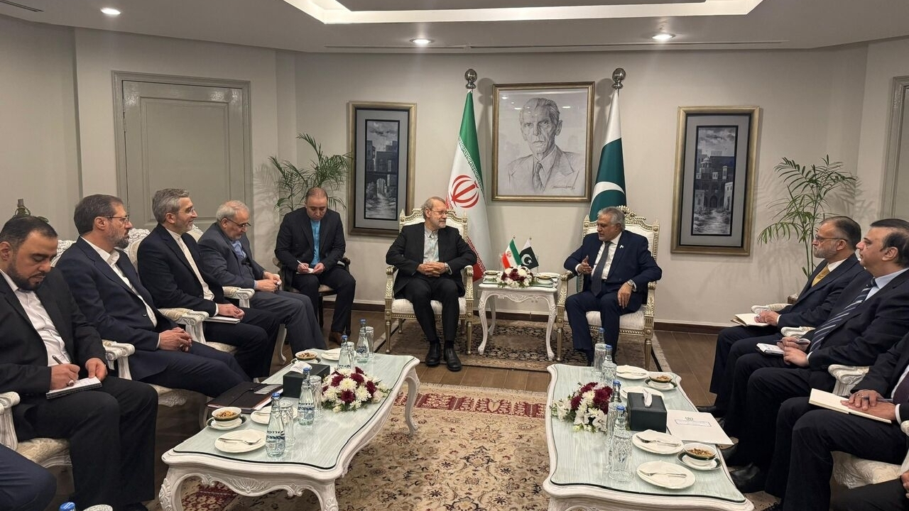 دیدار لاریجانی با وزیر خارجه پاکستان/ تاکید اسلام‌آباد بر اهمیت روابط برادرانه با تهران