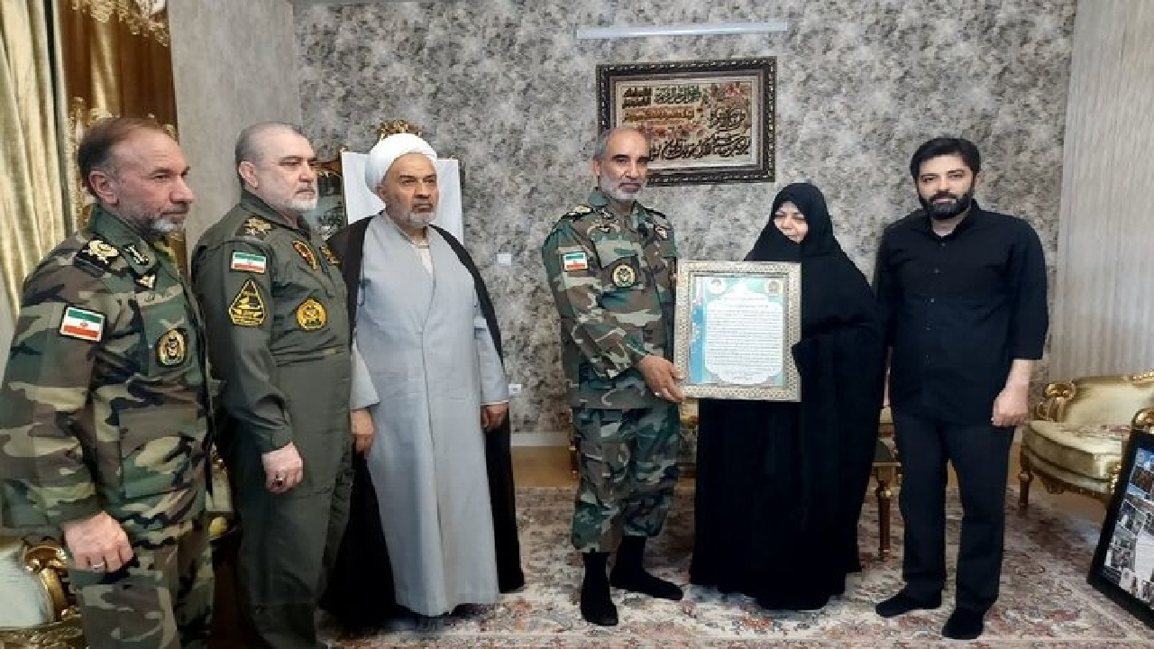 دیدار فرمانده نیروی زمینی ارتش با خانواده شهید سپهبد موسوی