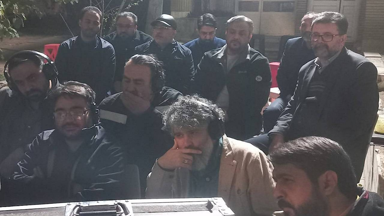 بازدید معاون سیما از پشت‌صحنه سریال «عزیزآباد» / تأکید بر بلوغ تولیدات آپارتمانی در تلویزیون