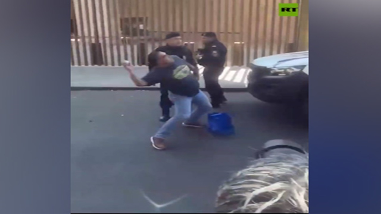 پرتاب تخم‌مرغ به سمت سفارت آمریکا در مکزیک + فیلم