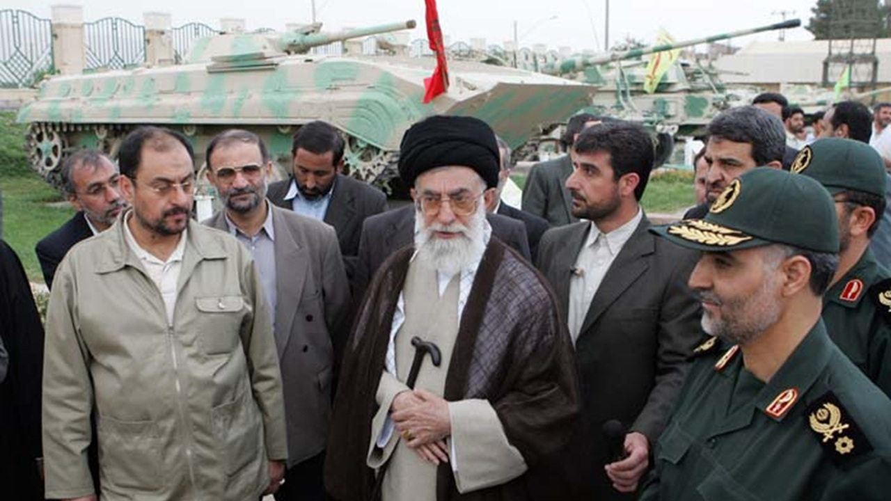 لحظاتی از حضور و دیدار رهبر شهید انقلاب با خانواده معظم شهدا با همراهی شهید حاج قاسم سلیمانی + فیلم