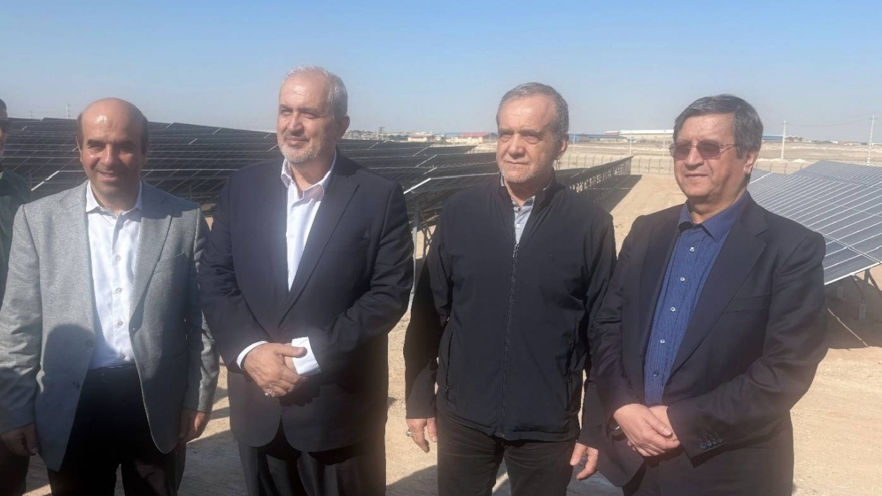 همتی: بانک مرکزی آمادگی کامل برای حمایت ارزی و ریالی از توسعه انرژیهای تجدیدپذیر دارد