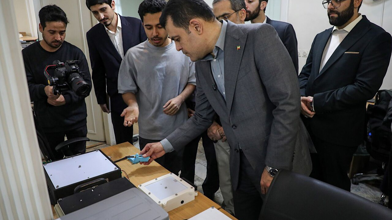 افشین: معاونت علمی از تولید بار اول سه ماهواره ملی حمایت میکند