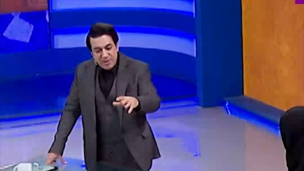 معنای ضربالمثل از خروس خون تا بوق سگ کار میکند به زبان ساده + فیلم