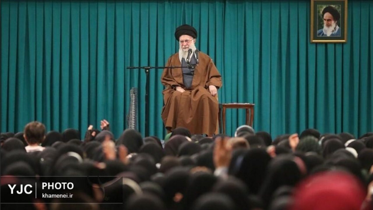 رهبر انقلاب: زن، کارگزار خانه نیست، مدیر است/ اسلام بر رعایت کامل احترام زن تأکید دارد