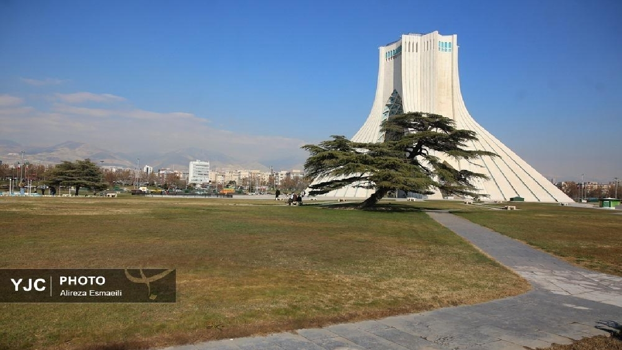 آغاز عملیات بازپیرایی چمن‌های میدان آزادی پس از ۱۵ سال