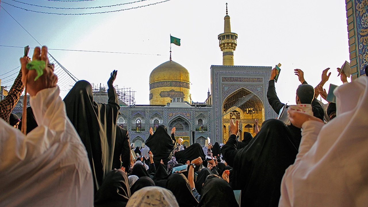 تصاویر هوایی از مراسم پرفیض دعای عرفه در حرم مطهر رضوی + فیلم