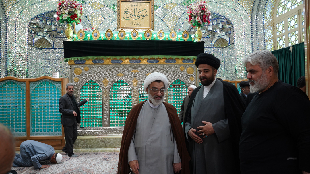 حضور دبیر شورای عالی انقلاب فرهنگی در حرم مطهر حضرت موسی مبرقع (ع)