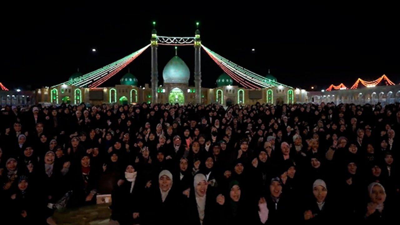رجز‌خوانی ۱۱۰۰ دانش آموز معتکف در مسجد جمکران + فیلم