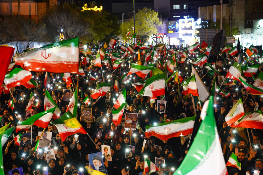 تا دستهای مردم هست، برافراشتهام