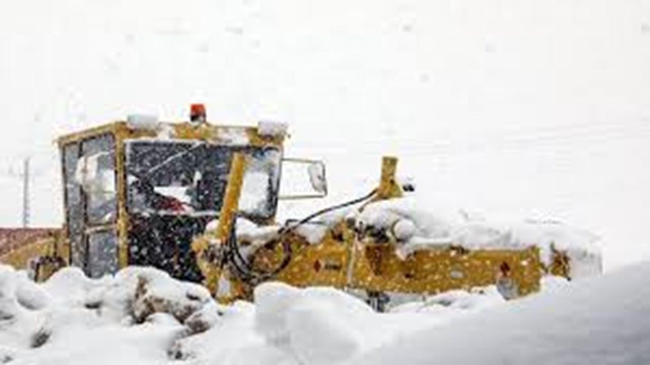 نجات لودرهایی که زیر برف گرفتار شدند در چهارمحال و بختیاری + فیلم