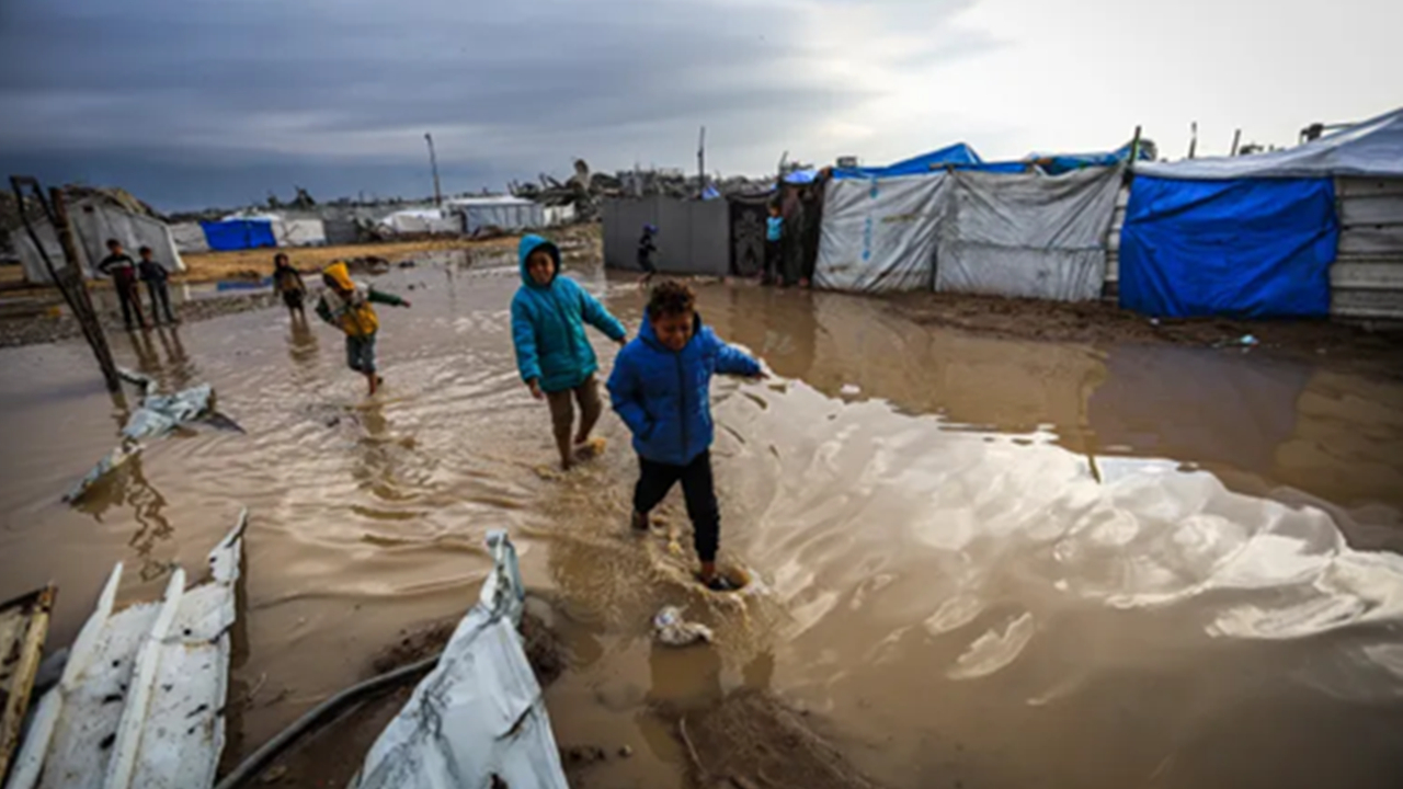هشدار آنروا درباره وخیمتر شدن زندگی مردم غزه در میانه طوفان بایرون