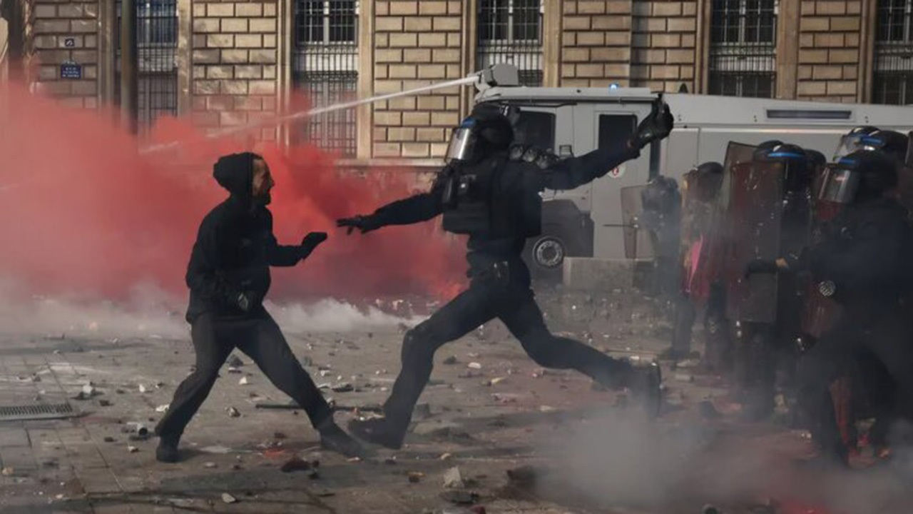 نگو باتوم، بگو شئ سخت؛ اینجا فرانسه است!