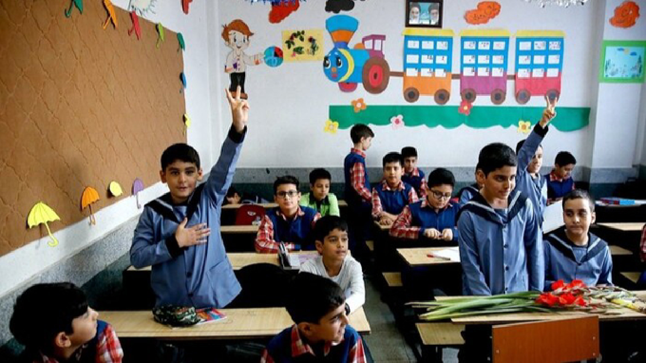 گُلی که مدارس بر سر هویت دانش‌آموزان می‌زنند