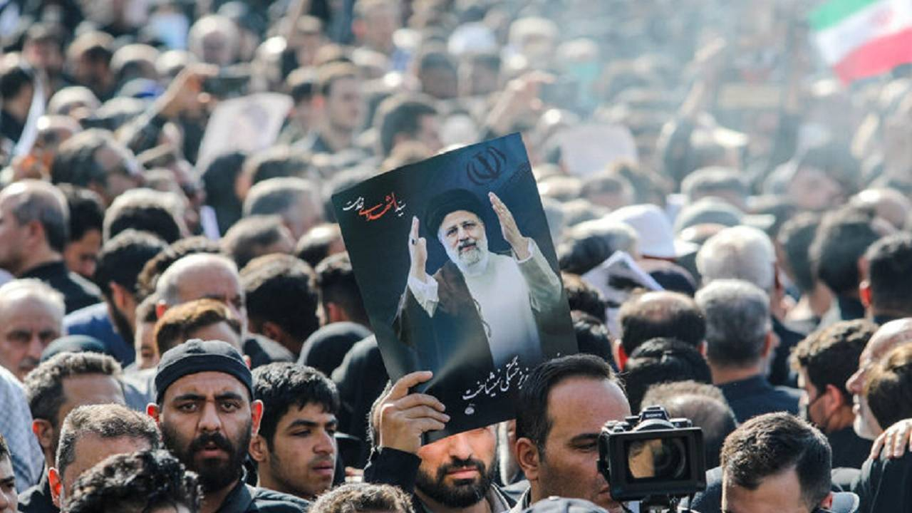 پرواز اردیبهشت: نگاهی ارتباطی به میراث دولت سیزدهم