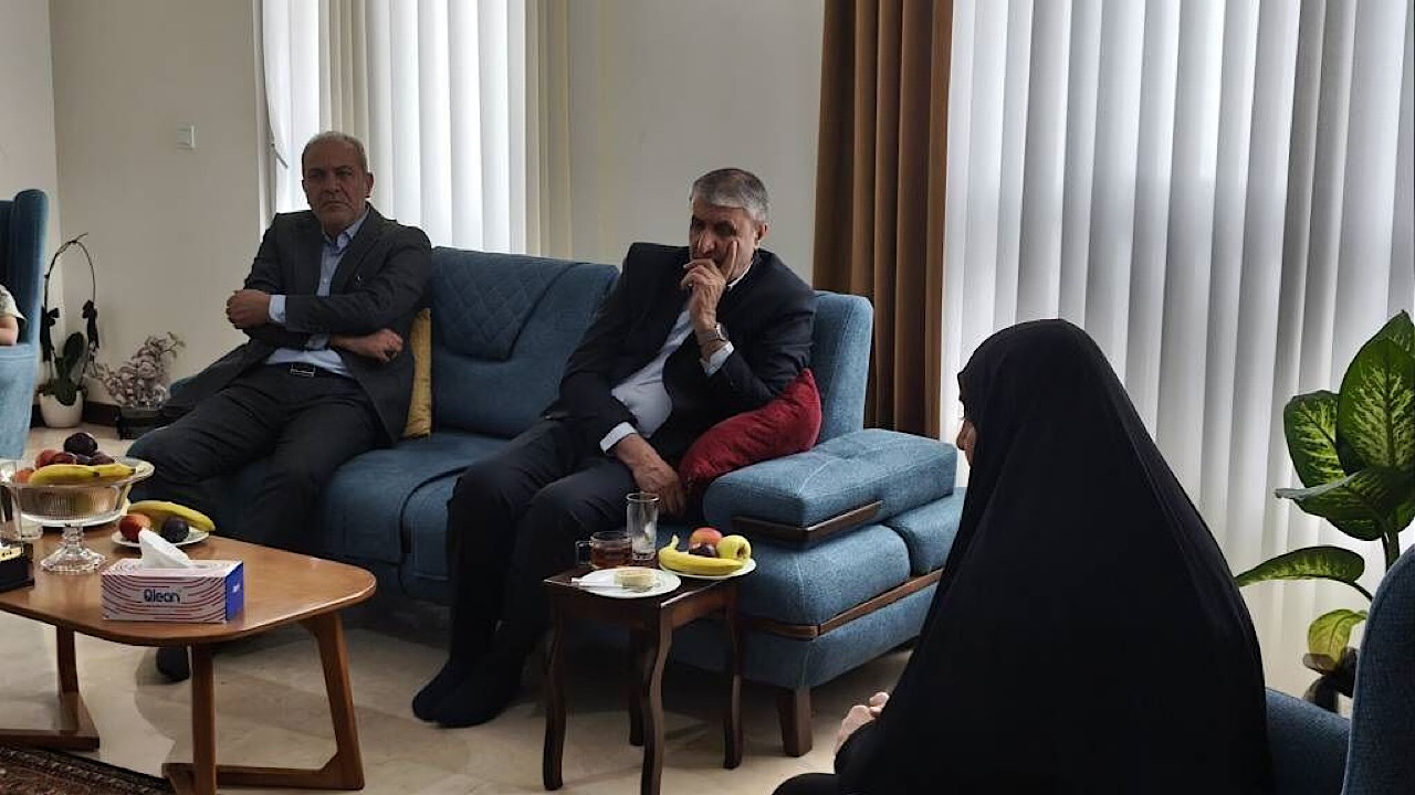 دیدار رئیس سازمان انرژی اتمی با خانواده شهید «فریدون عباسی»