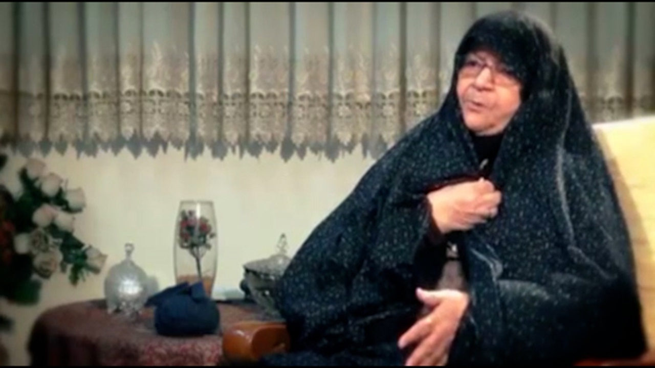 «ننه عصمت»؛ بانوی دستکشباف رزمندگان به رحمت خدا رفت + فیلم