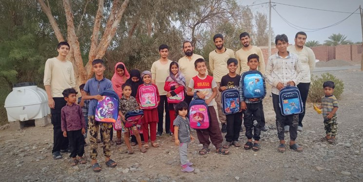 هیأتی‌ها لوازم التحریر ۱۲۰ کودک کرمانی را در آستانه مهر تأمین کردند+عکس و فیلم