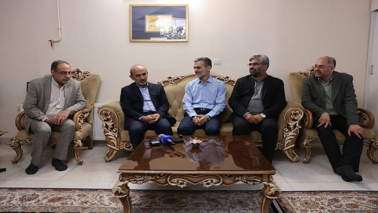 جبلی به دیدار خانواده شهید عرفان کشاورزکیا در قزوین رفت؛ خون شهدا چراغ راه پیشرفت